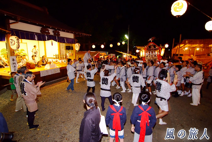 弦巻神社の神輿渡御　宮入りしてきた神輿の写真