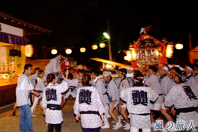 弦巻神社の神輿渡御　境内でもむ神輿の写真