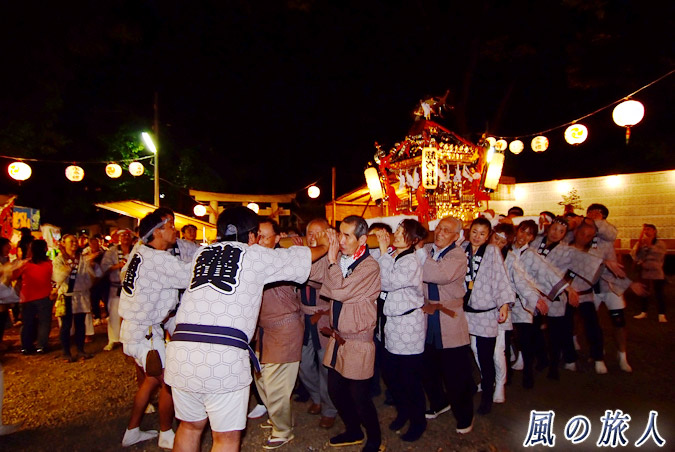 弦巻神社の神輿渡御　メンバー交代の写真