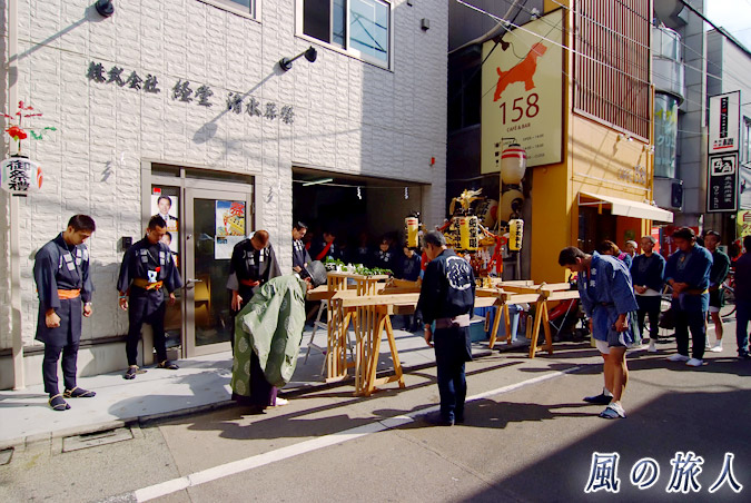 経堂天祖神社の神輿渡御　2010年農大通り商店街　発輿式の写真