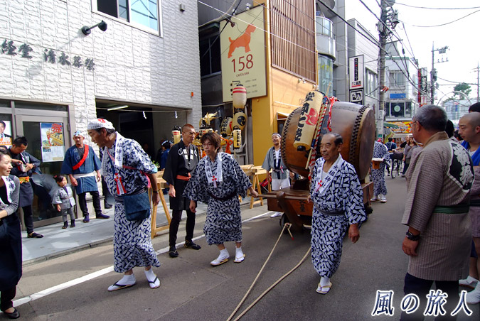 経堂天祖神社の神輿渡御　2010年農大通り商店街　太鼓行列の写真