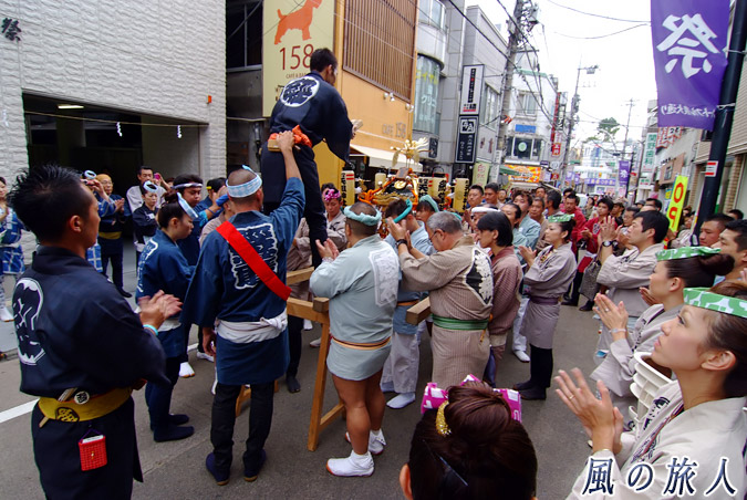 経堂天祖神社の神輿渡御　2010年農大通り商店街　手締めの写真