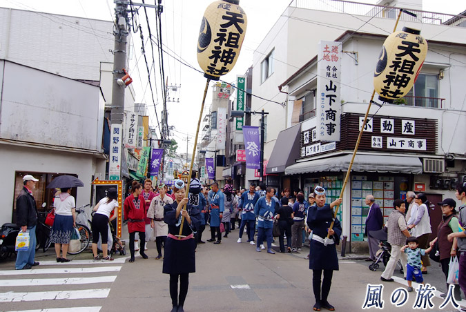 経堂天祖神社の神輿渡御　2010年農大通り商店街　高張提灯の写真