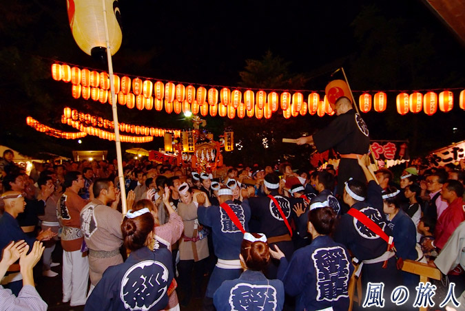経堂天祖神社の神輿渡御　2010年宮入　大勢の担ぎ手と見学人でごった返す境内の写真
