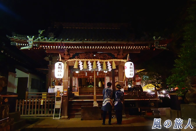 経堂天祖神社の秋祭り　神輿の担ぎ手と拝殿の写真