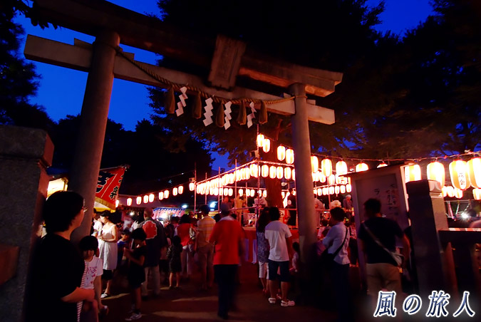 稲荷森稲荷神社　参商会納涼盆踊り大会2011年　鳥居と櫓の写真