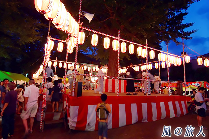 稲荷森稲荷神社　参商会納涼盆踊り大会2011年　盆踊りの櫓の写真
