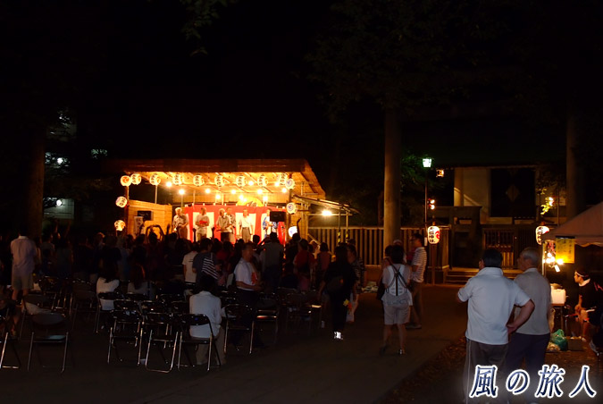 上町天祖神社の秋祭り　餅撒きの写真