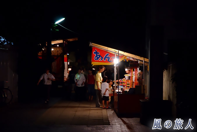 上町天祖神社の秋祭り　参道の出店 2011年の写真