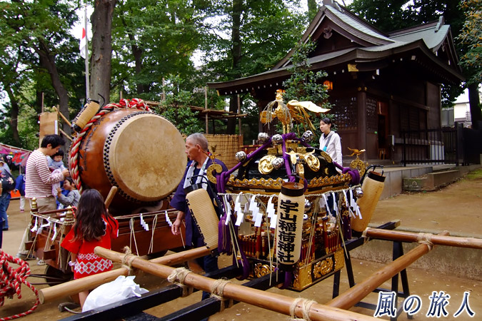 宇山稲荷神社　神輿渡御2011年　出発前の神輿と太鼓車の写真