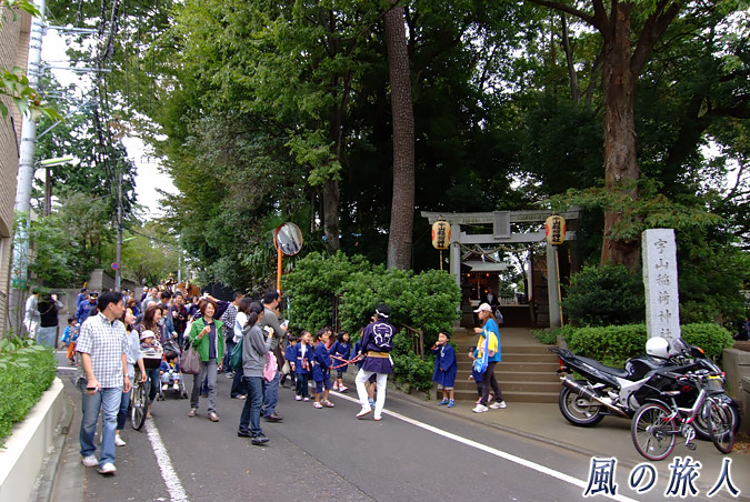宇山稲荷神社　神輿渡御2011年　太鼓車の出発の写真