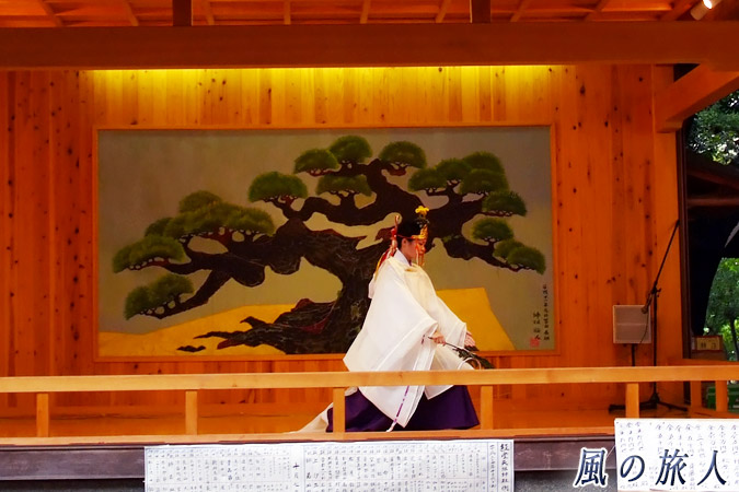 経堂天祖神社の秋祭り　巫女舞　朝日舞の写真