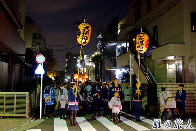 経堂天祖神社の神輿渡御　2012年宮入り　路地から出てきた神輿の写真