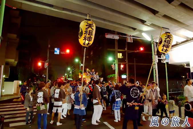 経堂天祖神社の神輿渡御　2012年宮入り　小田急線の高架と神輿の写真