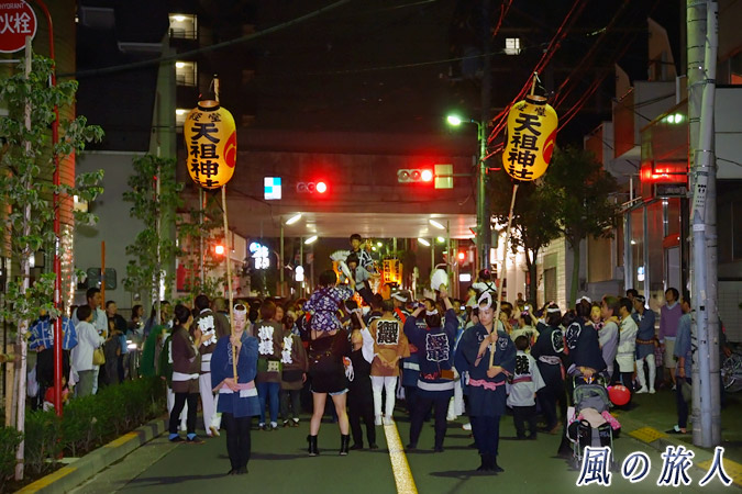 経堂天祖神社の神輿渡御　2012年宮入り　神社前の２車線道路を進む写真