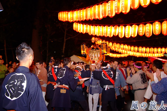 経堂天祖神社の神輿渡御　2012年宮入り　神楽殿前でのもみ合いの写真