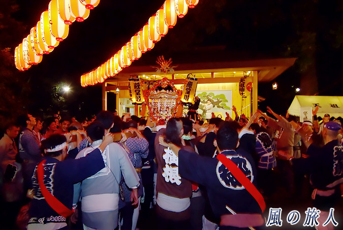経堂天祖神社の神輿渡御　2012年宮入り　拍子が打たれ、無事に神輿が収まった写真