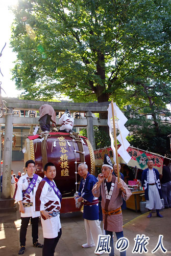 稲荷森稲荷神社の神輿渡御　2012年　神輿が上がるのを見守る男衆の写真