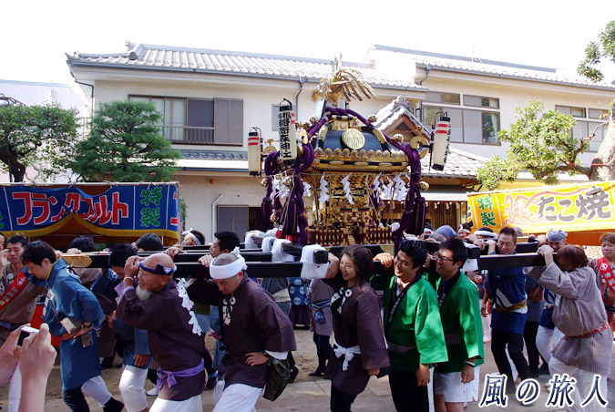 稲荷森稲荷神社の神輿渡御　2012年の宵宮宮出し　腰を入れての写真