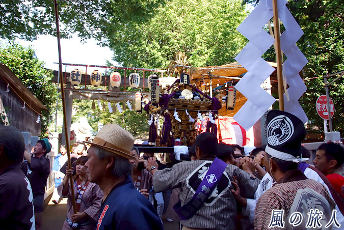 稲荷森稲荷神社の神輿渡御　2012年の宵宮宮出し　神輿の宮出しの写真