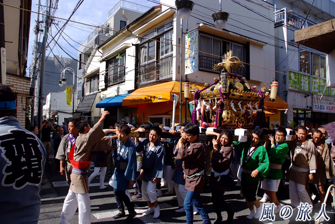 稲荷森稲荷神社の神輿渡御　2012年の宵宮宮出し　の写真