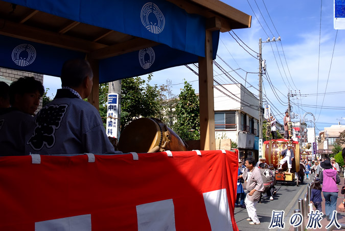 稲荷森稲荷神社の神輿渡御　2012年の宵宮宮出し　先導するお囃子車の写真
