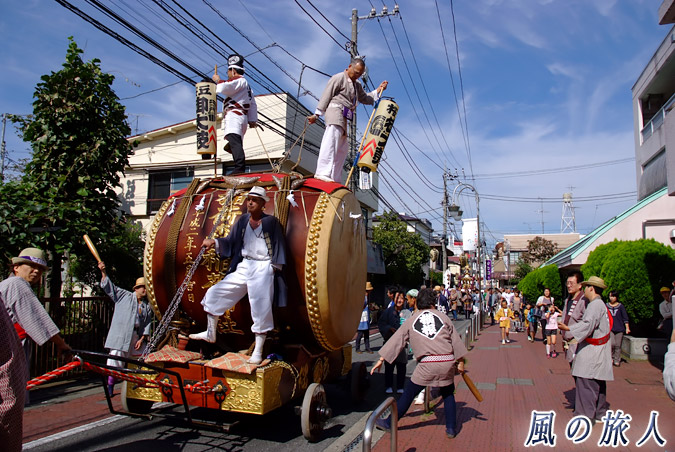 稲荷森稲荷神社の神輿渡御　2012年の宵宮宮出し　青空と大太鼓の写真