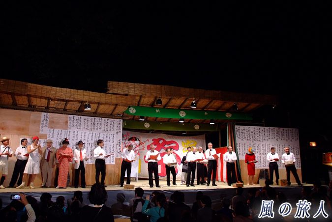 宇山稲荷神社の秋祭り　奉納演芸　出演者全員での合唱の写真