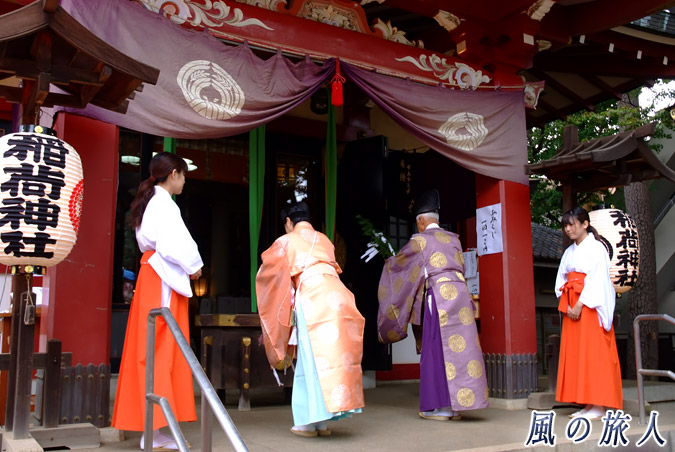 稲荷森稲荷神社の秋祭り　拝殿のお祓いの写真