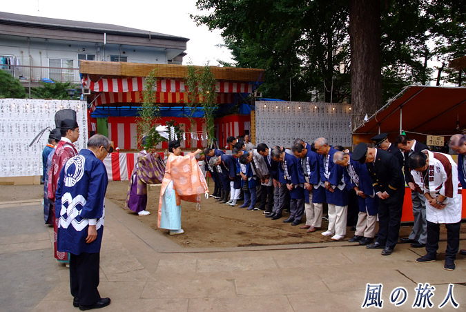 稲荷森稲荷神社の秋祭り　参列者のお祓いの写真