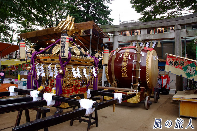 稲荷森稲荷神社の秋祭り　神輿と大太鼓の写真