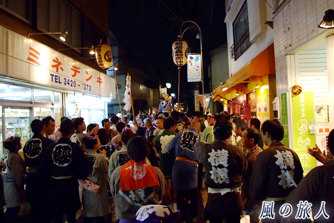 稲荷森稲荷神社の神輿渡御　2012年宮入　商店街を出発の写真