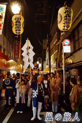 稲荷森稲荷神社の神輿渡御　2012年宮入　商店街の渡御の写真
