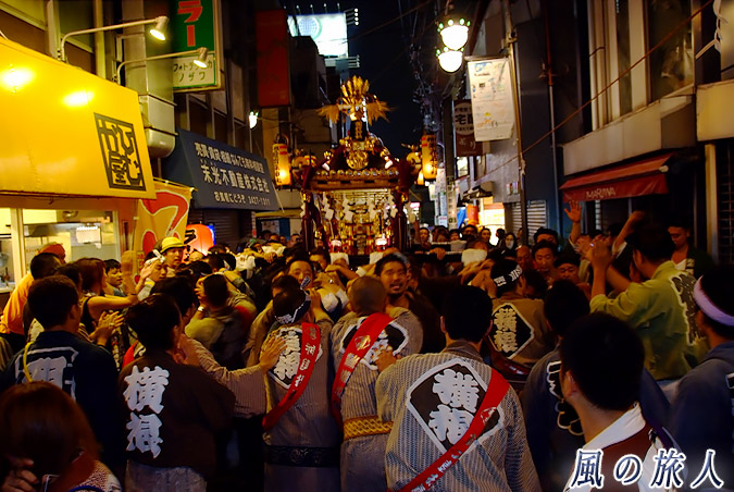 稲荷森稲荷神社の神輿渡御　2012年宮入　活気のある渡御の写真