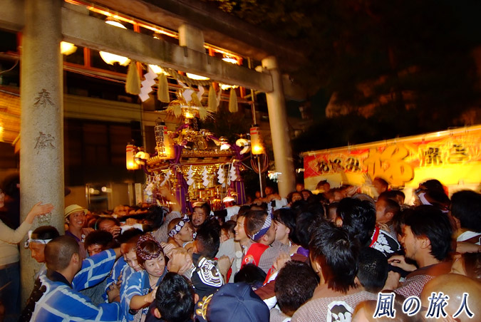 稲荷森稲荷神社の神輿渡御　2012年宮入　鳥居でのもみ合いの写真