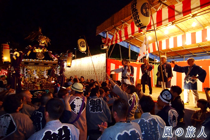 稲荷森稲荷神社の神輿渡御　2012年宮入　舞台前での収めの写真