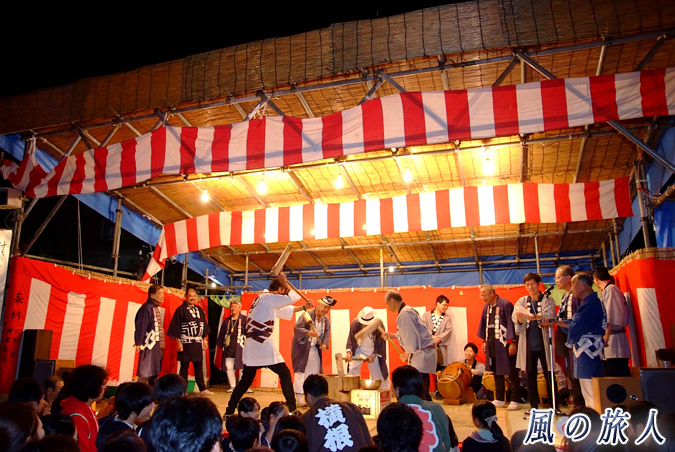 稲荷森稲荷神社の秋祭り　餅つきの写真