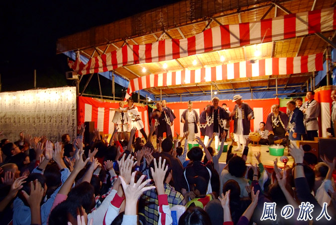 稲荷森稲荷神社の秋祭り　餅まきの写真