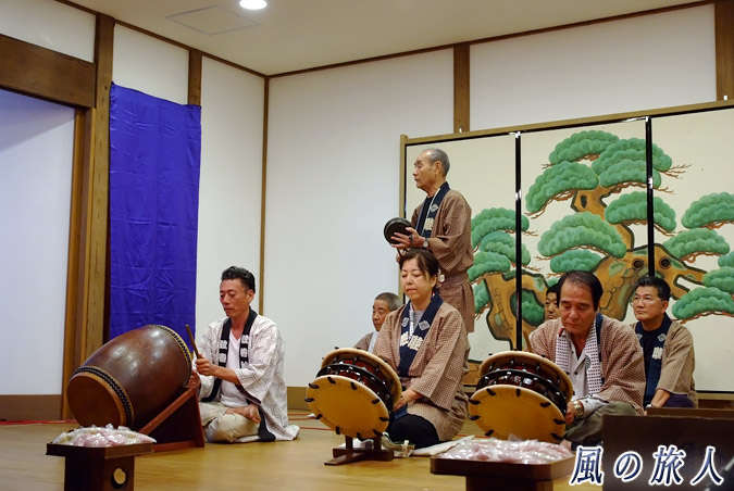 弦巻神社の秋祭り　お囃子の演奏の写真