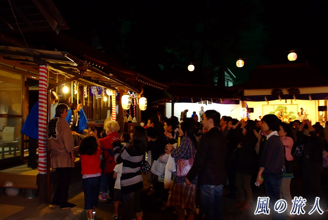 弦巻神社の秋祭り　配り餅の写真