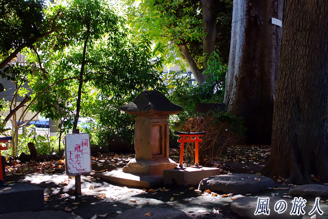 弦巻神社　境内の小さな祠の写真