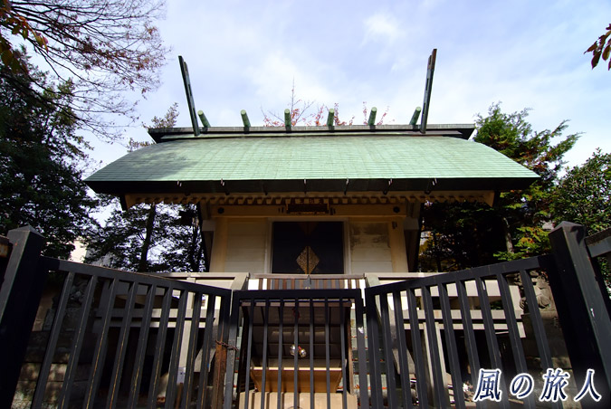 上町天祖神社　柵と社殿の写真