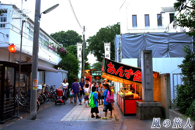 上町天祖神社の秋祭り　参道の様子　2013年の写真