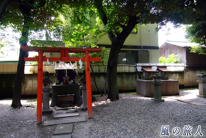 駒留八幡神社　稲荷社と小祠