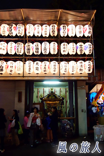 駒留八幡神社の宮神輿　神輿舎に飾られる様子