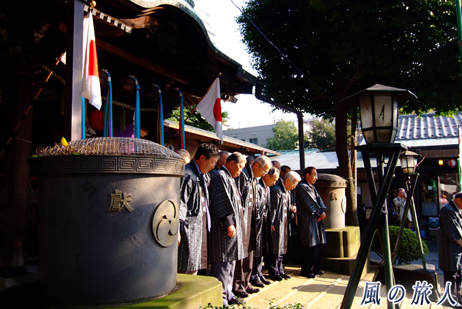 駒留八幡神社　宮神輿渡御2009年　朝日を浴びる総代たち