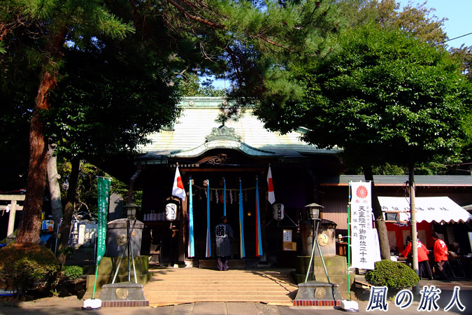 天皇陛下御即位20年の幟が立つ境内