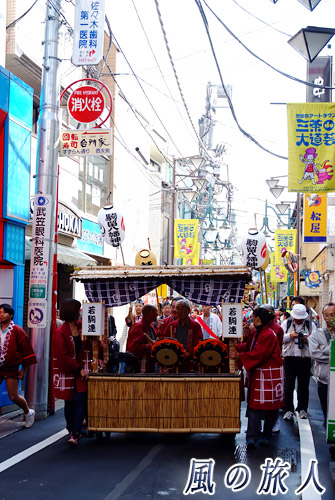 駒留八幡神社　宮神輿渡御2009年　三軒茶屋栄通り商店街　先導するお囃子