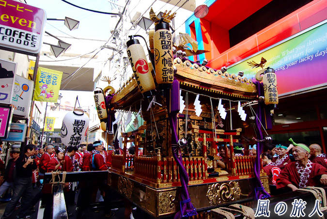 駒留八幡神社　宮神輿渡御2009年　三軒茶屋栄通り商店街　派手な看板と神輿