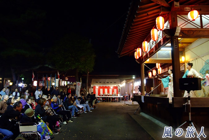 駒留八幡神社の秋祭り　奉納演芸の様子